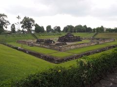 最初の遺跡に着きました。空港から30分程度だったように思います。サンビサリ寺院という遺跡のようです。こじんまりとしていますが、立派な遺跡です。雨だったこともあり、観光客はほとんどおらず、ゆっくり楽しめました。