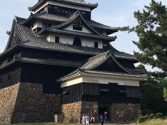 お腹も満たされたら、再び観光します。
松江城に向かってみました。黒色の外観が素晴らしいです。