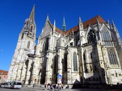 レーゲンスブルク大聖堂 

　聖ペテロ（ピーター）大聖堂ともいう，高さ105ｍの２つの尖塔をもつバイエルンで重要なゴシック建築の一つ。現大聖堂は３代目で，前身のロマネスク様式の大聖堂が火災に遭い，翌1273年から360年もの歳月をかけ，今あるゴシックの大聖堂が1634年に完成した。