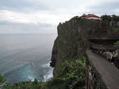 断崖絶壁の上に建つウルワツ寺院
ウルワツとは「岬」という意味、インド洋の荒波が打ち寄せる70ｍの断崖の上に建っています。
10世紀に高僧ウンプ・クトゥランよって建立されたそうです。