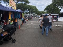 朝、アロハスタジアムのスワップミートに行きました。６：３０からやっています。駐車場に入るとき一人＄１支払います。

何年ぶりだろう、あまり変わってないかも。

外周はお店、内周は、フリーマーケット。

グル～っと1周まわります。

なんで食べ物屋さんがないのだろう、のどが渇いても飲み物が
買えません。