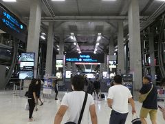 早朝４時過ぎ、スワンナプーム空港着。
入国審査は20分くらい。
そんなに待たされませんでした。

今回も空港でSIMを購入しようと思いましたが、最安値と思われる3日間199バーツのSIMは制限エリア内にしか売っておらず、何となく買いそびれたまま制限エリアを出てしまいました。
その後、バンコク市街で同一料金のSIMがあれば買おうと思っていたのですが、結局見つけられず、今回はSIMなしでの旅になりました。
そのため、若干大変な目にあいましたが、それは後ほど。