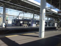 泉佐野駅に停車。
関西空港への分岐駅で、双方向の乗り換えに便利な３面４線構造。