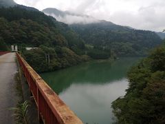 南砺市に入り、しばらく庄川沿いを進みます。
利賀橋を渡った先には、「庄川峡　長崎温泉」という看板が見える。
山の中の秘湯、気になる～