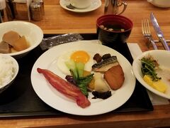 ホテルの朝食はバフェで日本食をいただきました。
日本食の朝食をいただけるのは有り難いです。
でも朝から食べ過ぎてしまいますね。