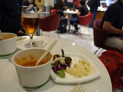 飛行機に乗ったら機内食があるので
ラウンジで軽くスープと野菜をいただいておく

デトロイトに来ると日本人率アップ
ほとんどがビジネスマン

周りの人の会話が聞き取れる幸せ♪（笑）