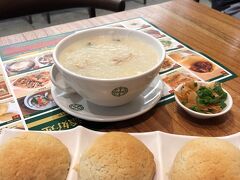 ホテルで休憩 今夜の夕飯はティムホーワンへ
ロイヤルハワイアンセンターにあり ホテルからすぐ6時頃ならすぐに入れた