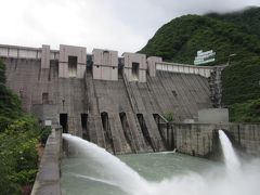 前編にて
　前日の大井川源流部の自転車行脚の疲れを「道の駅　川根温泉」併設の温泉で癒し、そのまま車中泊して旅の2日目をスタート。少し上流部にある大井川最長の吊橋「塩郷の吊橋」や「塩郷ダム」を巡りました。
　「塩郷の吊橋」は幅も狭く、結構揺れるし迫力満点でした

※前編の様子はこちら
　https://4travel.jp/travelogue/11539561

中編にて
　大井川沿いで最も新しい長島ダムを訪問しました。新しいだけあり地域に開かれたダムで周辺は公園となっていたり展望台が有ったり充実していました。ダム建設で付け替えを余儀なくされアプト式鉄道となった区間を走る列車も見学する等ダム周辺を堪能しました。

※後編の様子はこちら
　https://4travel.jp/travelogue/11544186

※写真は中編のハイライト「長島ダム」