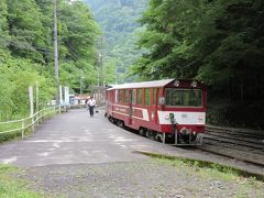 井川の集落まで足を延ばそうかとも思ったのですが、天気が崩れてきそうなので夢の吊り橋で引き返し、井川駅経由で井川湖畔に戻ります

丁度、井川駅14:18着、折り返し井川発14:49発の列車が停まっていました