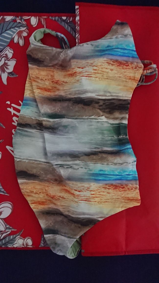 アラモアナセンターのサンロレンツォで買った水着です(^-^)ハワイぽい柄で可愛いp(^^)q