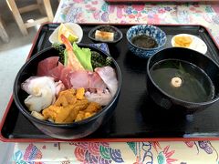 昼食は古宇利大橋の島側に渡ったところにある物産センターの食堂で海鮮丼をいただきました。沖縄のウニも最高でした。