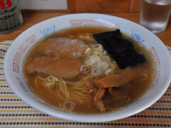 駅の方へ戻る途中、旭食堂と言う小さな店を見つけたので入ることにした。
店内は小奇麗で、悪くはなかった。
壁に並んだお品書きには、丼ものや焼きそばなどがあったが、中華そばを注文した。
４５０円と言う安さも気に入ったが、懐かしい味わいが好ましい。
海苔が付いていたのも良かったが、なるとが無かったのが残念。