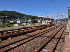 食後、駅のホームで列車を待つ。
一戸駅は、東北本線の特急や急行列車が停車する駅だったが、第３セクターの岩手銀河鉄道となった今は、普通列車しかやって来ない。
ホームに建っていると、どことなく寂しさを感じる。
街も、賑わいを失っているようだった。