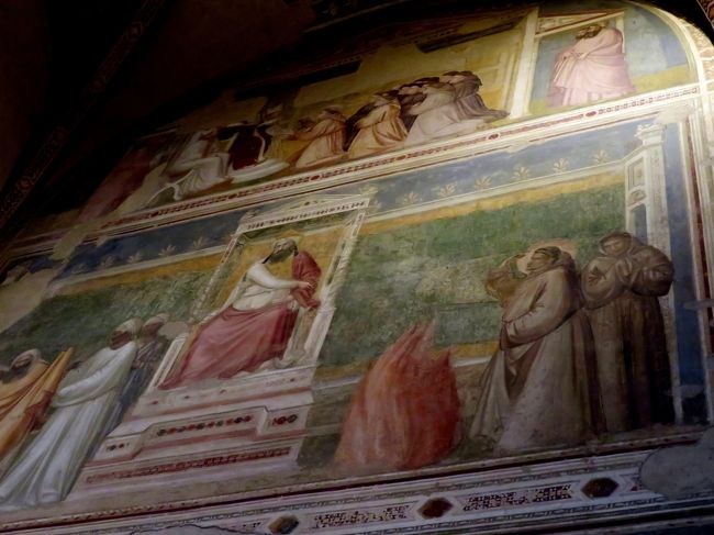 剥がれてない部分です。<br />一番上が教皇ホノリウス三世に面会する聖フランチェスコ。<br /><br />中段が「火の証」です。<br />聖フランチェスコはイスラム世界でも布教しようとし、第五次十字軍が駐留していたエジプトにわたりました。<br />なんとイスラムのスルタンのもとに行き改宗を迫ったらしいです。<br />そしてイスラム方学者と対決し火の中に入り自分が焼け死ななかったら改宗せよと迫ったとか。（現在ではこれはフィクションと考えられています）<br /><br />スルタンは改宗はしなかったもののフランチェスコを丁重にもてなしたそうです。<br />そして十字軍に送り届けたとか。<br />大人です（笑）。<br />