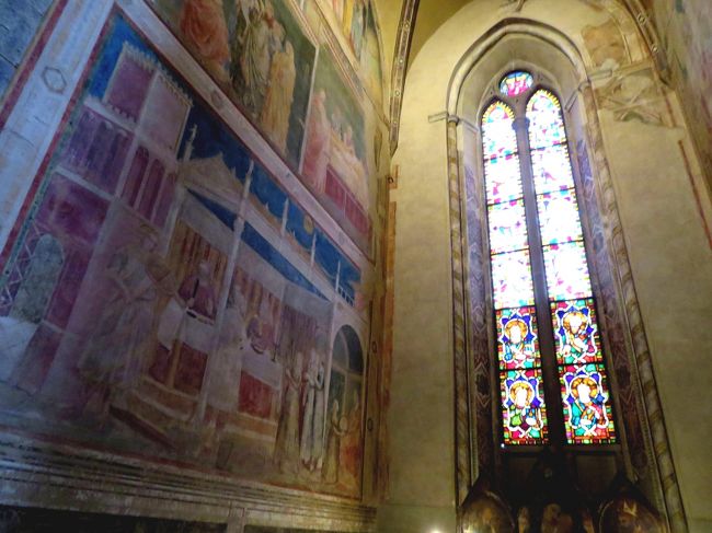 こちらも窓から光が射しています。