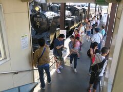 30分ほどで真岡駅に到着です。SLは終点の茂木まで走りますが、我々は途中下車をすることにします。