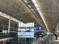 香港空港に到着です。

ホテルに篭っていましたので、いつもと変わらぬ香港でした。
ただ、コートヤードからルネッサンスに移動した際、香港駅に降り立ったのですが、その時香港駅は銃を持っている警察官？軍隊？の方がいっぱい。。。

一瞬ヒヤリとしました。

打って変わって、帰国日は穏やかな香港駅でした。
