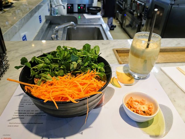 昼食は「wagamama」という和食の店で照焼き丼を食べた。飲み物付きで15ポンドくらい。相変わらず高い・・・。ロンドンでは和食は高級料理って位置づけなのかもしれない。<br /><br />ニンジンとエンドウの葉の部分のようなものがたくさん乗っていてヘルシーな感じだった。