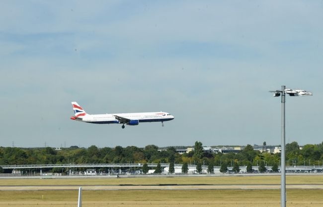 出発が1時間近く遅れたため、空港内をうろうろしてお土産を買ったり飛行機の写真を撮ったりしていた。