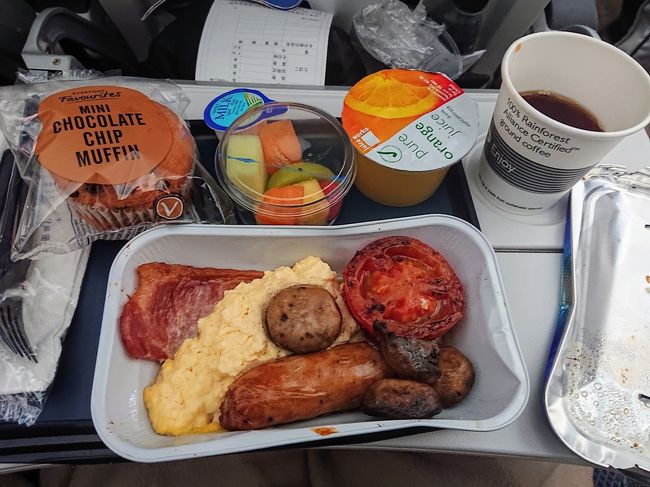 日本海上空に着いたあたりで朝食が提供される。イングリッシュブレックファストを選択。夕食はイマイチだったけど、こちらはとても美味しかった。