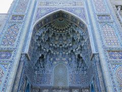 ロシアに中央アジアが編入されたことから、ブハラの首長に敬意を表して1913年に建てられという。

ブルーの美しいファサードは、ウズベキスタンやイランのモスクのイメージそのものである。