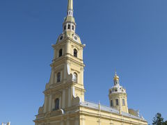 ペトロパヴロフスク聖堂の鐘楼の高さは122mあり、現在でも街の中心部では最も高い建物である。

尖塔の先には十字架を持つ天使の像が立っている。