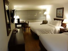 ボゴタのホテルに到着。
キングサイズのベッドが二つ並んで、奥にはまだ十分なスペース。
かなり広いお部屋です。