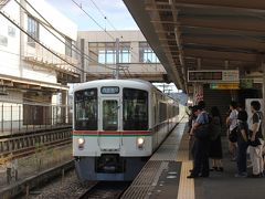 JR東飯能駅で西武池袋線に乗り換えます。
大手私鉄にしては珍しい２ドア、クロスシートの電車です。