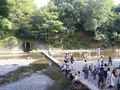 巾着田は高麗川沿い。
今日は１０月なのに最高気温３３℃！
そんなわけで川遊びしている人もたくさんいました。