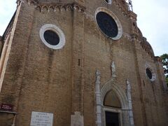 サンタ・マリア・グロリオーサ・ディ・フラーリ教会にきました。
3ユーロでティツィアーノの絵がみれます。

すでに足がパンパンですが、ヴェネチアにはタクシーもバスもないので、歩きます。