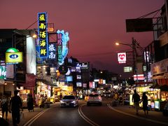 墾丁夜市
まだ少し時間が早いせいなのか、台北の夜市のような賑やかさはありません。
そもそもこの町のメイン通りで、一般道路なので車の行き来が多いのです。