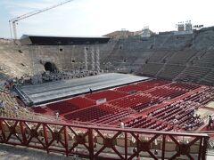 ローマのコロッセオの次に大きい闘技場だそうで。
中はイベント設営中で、タイムスリップしきれないのが残念。