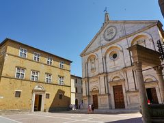 ピウス2世広場
Piazza Pio II
司教館 Palazzo Vescovile（左）と
サンタ・マリア・アッスンタ大聖堂 Duomo di Pienza（右）
教皇ピウス2世は当時荒廃していた町を復興して理想郷にするため、ロッセリーノ (Rossellino) に町を設計させ、コルシニャーノ (Corsignano) という名前だった町を、「ピオの町」という意味のピエンツァに変更したそうです。