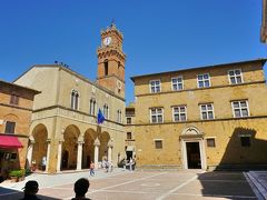 ピウス2世広場 
Piazza Pio II 
左手はプッブリコ宮 Palazzo Pubblico、現在の市庁舎です。

右手はかつてのボルジア家の住まいで、後に司教館 Palazzo Vescovile、そして現在は大聖堂付属美術館となっています。