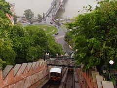 ブダ王宮のほうから見た鎖橋

ケーブルカーらしきものが見えた。
ブダの丘への上り下りはエスカレーターでもできるようになっている。