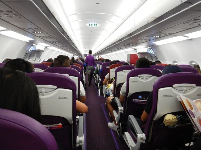 20:25成田→24:20香港。<br /><br />今回、お手頃な香港往復がなかったので、<br />往路：東京→香港<br />復路：香港→ソウル→東京<br />という3フライトを全て別々に取りました。<br /><br />ソウルではカジノ旅行中のこぶぞうさんと合流し、焼肉食べる予定♪