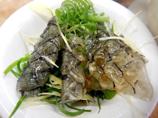 お粥のお伴は爽魚皮。<br />茹でた魚の皮に味ポンと薬味をかけたもので、見た目はグロいけど、食感がクラゲみたくコリコリでヤミツキ！<br /><br />お会計は全部で75ドル（1050円）。<br />香港の物価は決して安くない・・<br /><br />1香港ドル＝ざっくり14円。