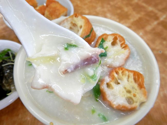 魚粥に油条をトッピング。<br />魚は「生魚片」とあったけど、ちゃんと煮えてて臭みもなし。