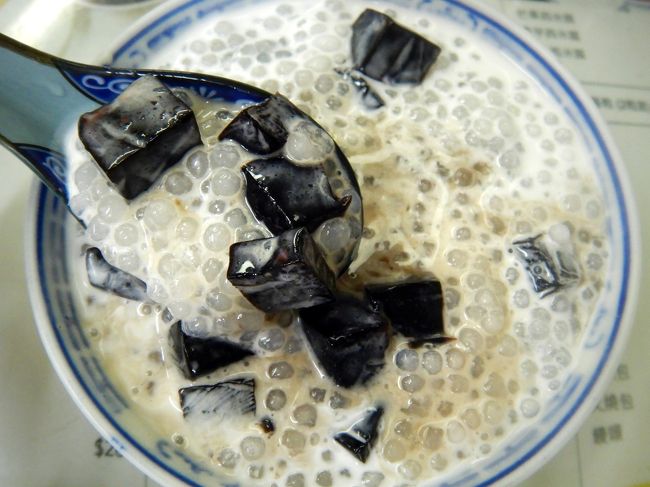 西米涼粉、つまりタピオカ仙草。24ドル（336円）。<br />マンゴーとかのフルーツ系に比べて地味ですが、もろ好みの味♪<br /><br />・・とここまでは前回（今年5月）と同じお店のリピ。<br />そろそろ新しいお店の開拓に移りましょう！