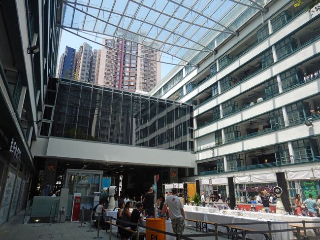 しばらく中環をお散歩。<br /><br />まずは2014年オープンのPMQ。<br />元警察宿舎をリノベして、お洒落スポットに生まれ変わったらしい。