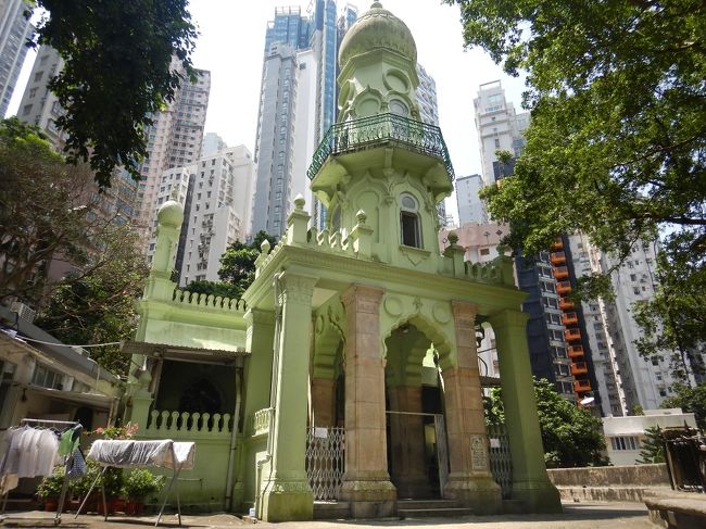 モスクもありました。<br />高層マンションを背景に緑に囲まれ、ここだけ急にひっそりと静か。<br />覗いてみると意外にも、お祈りしているムスリム男性がたくさん。