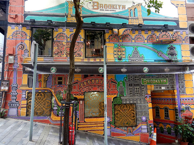 「ブルックリンの風景」＠士丹頓街／Staunton St<br />どれよりも鮮やかでインパクト大！<br /><br />ちなみにここは「Brooklyn Bar and Grill」というレストラン。