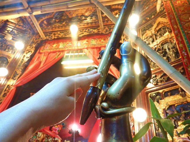 皆さん筆を撫でていました。<br />きっと文学の神様にあやかれるんでしょうね。<br /><br />もちろんデキの悪い息子のため、列に加わりガチで撫でました！