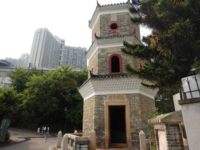 ①聚星楼<br /><br />駅出てすぐ、六角形でプチサイズの塔。<br />ナントカ一族が子弟の科挙合格を祈願して建てたそうで、香港で最も古い塔だとか。1階部分のみ入れました。