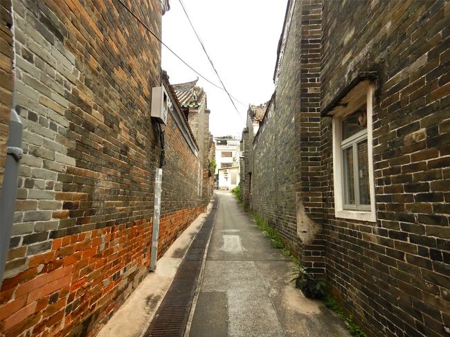 レンガの建物に挟まれた狭い路地なんか、街歩きの必須アイテム♪