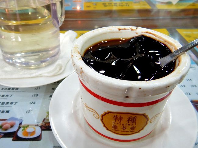 亀ゼリー！<br /><br />創業当初から続く看板メニューで、店内の皆さんほぼコレ食べています。39ドル（546円）。<br />さすが伝統の味だけあって、このままでは厳しいお味ですが、シロップかけると一気に食べやすくなりました♪