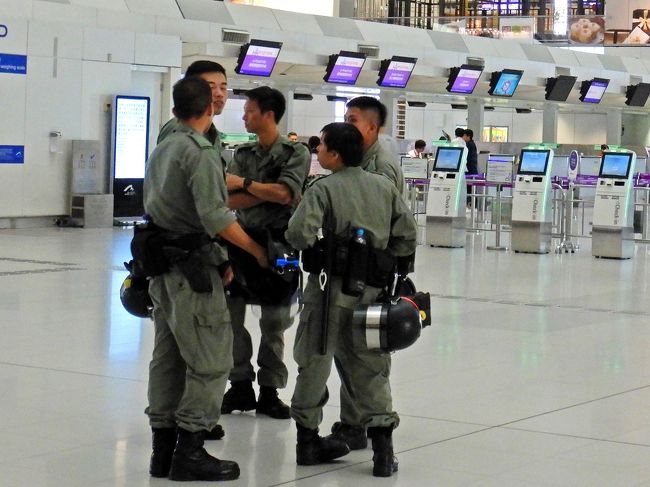 22:30、主にLCC用の香港空港第2ターミナルに到着。<br /><br />事前の情報通り、空港へ入るにはパスポートとEチケットが必要で、空港内には武装部隊（？）がウロウロ。<br />でももう遅い時間なので、人も少なく至って平和。それより怖いのは台風！