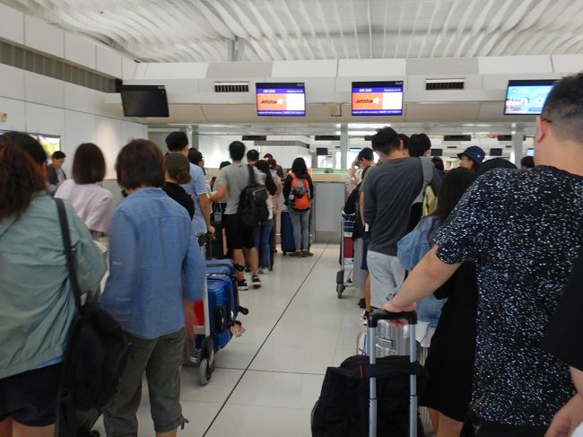 行列のジェットスターでチェックインを済ませたら・・