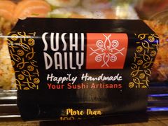駅のウェイトローズのスーパーで夕飯調達

入ってすぐの場所にSUSHI DAILYがあって、職人さんが手作りしてます。日本人じゃありませんが・・
