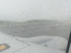 13:10　新千歳空港に到着。外は大雨です。